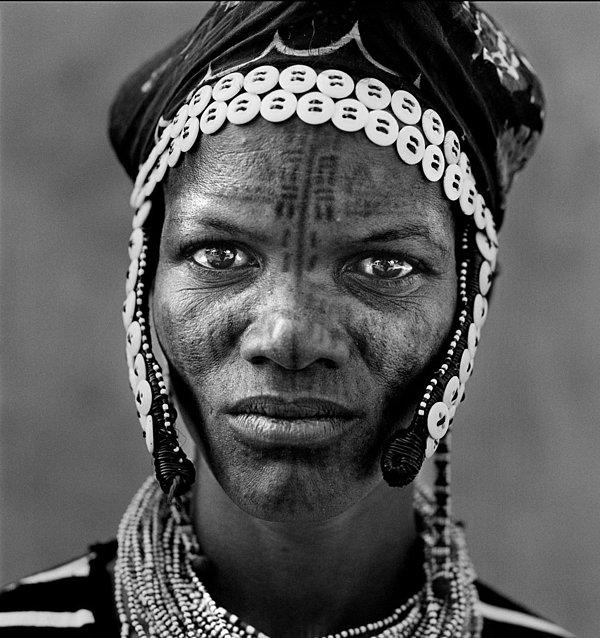 Bazı Afrika kabileleri yüz nişanlarını "kimlik kartını yüzünde taşımak" ve "gururun simgesi" olarak görüyor.