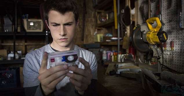 22. ''13 Reasons Why'' dizisinde, Clay'in Hannah tarafından intihar etmeden önce kendisine doldurduğu kaseti dinlemesi.