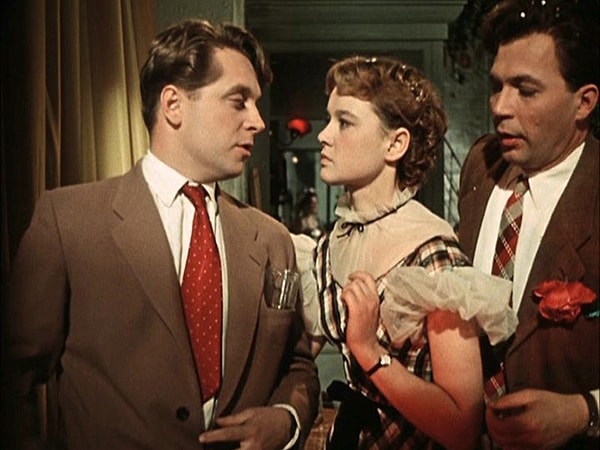 7. Что принесла секретарша товарищу Огурцову, когда он застрял в лифте?