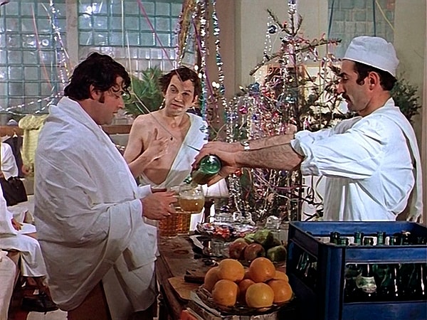 8. Чем предлагал пристегнуться герой Александра Ширвиндта в фильме Эльдара Рязанова «Ирония судьбы, или С легким паром!»?