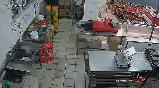 Markete Giren Kediden Korkan Kadının Ölü Taklidi Yaptığı Efsane Anlar