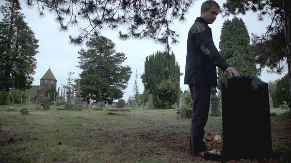 31. John Watson'ın, can dostu Sherlock'un mezarı başında ''Lütfen ölmemiş ol'' diye yalvardığı sahne...