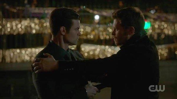 32. ''The Originals''ta iki kardeş Klaus ve Elijah'nın, birbirlerini öldürmek zorunda kalmaları...