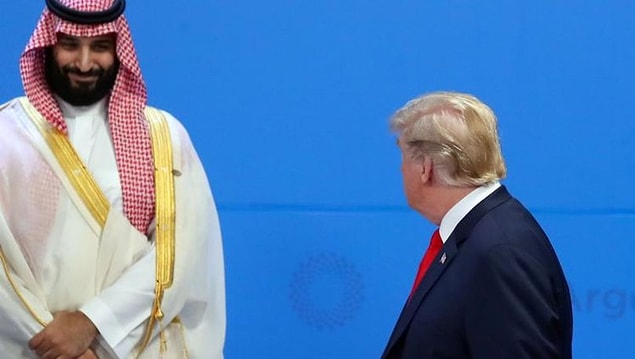 Suudi Veliaht Prensi Selman'ın aile fotoğrafı çekimi öncesinde ABD Başkanı Trump ile karşılaştığı sıradaki ilginç gülümsemesi objektiflerden kaçmadı.