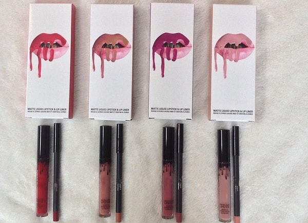 1. Кто из семейства Кардашян первым начал продавать помаду и карандаш для губ?