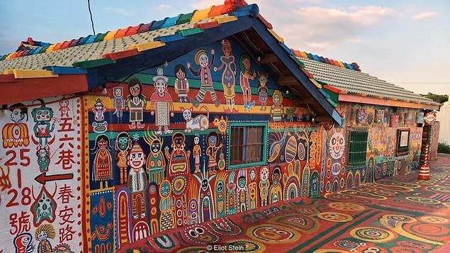 Açık hava sanat galerisine dönen köyün sokaklarında gezerken bazen duvarlardan mini kaplanların fırladığını bazen de minik yavru kedilerin size selam verdiğini görüyorsunuz.