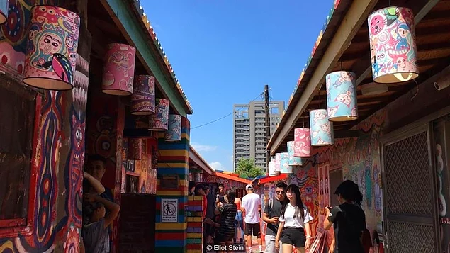 Bu terk edilmiÅŸ kÃ¶ye hayat vermeye baÅŸladÄ±ÄŸÄ±ndan beri Huang Yung-fu, ÅŸafaktan Ã¶nce uyanarak fÄ±rÃ§asÄ±nÄ± alÄ±p sokaÄŸa Ã§Ä±kÄ±yormuÅŸ.