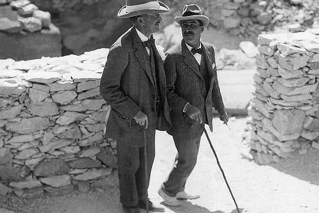 1. 26 Kasım 1922'de Howard Carter ve Lord Carnarvon, Mısır Firavunu Tutankhamun'un mezarına 3000 yıl sonra giren ilk insanlar oldu.