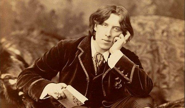 5. 30 Kasım 1900'de, Oscar Wilde Paris'te bir otel odasındaki duvar kağıdına ''Birimiz gitmeli.'' notunu bırakıp intihar etti.