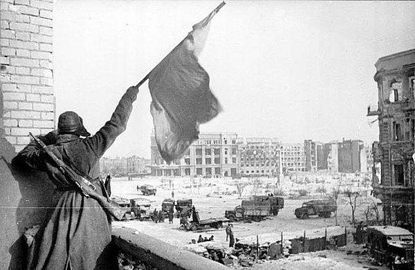 1942'de ise, Sovyet ordusu, Stalingrad'da Alman ordusuna karşı saldırıya geçti.