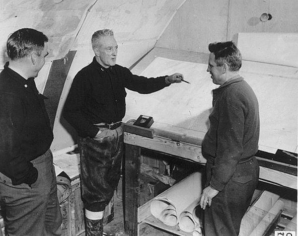 1929'da ABD'li Amiral Richard Byrd, Güney Kutbu üzerinde uçan ilk insan oldu.