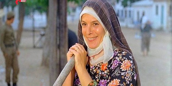 1981 yılında ise Hülya Koçyiğit, Fransa'da düzenlenen 3 Kıta Film Festivali'nde, "Kurbağalar" filmindeki rolüyle "En İyi Kadın Oyuncu" ödülünü aldı.