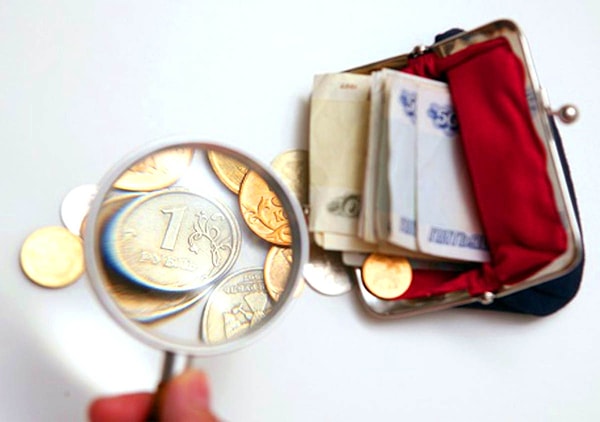 Половина наших соотечественников каждый месяц получают деньги в диапазоне от 17 до 44 тысяч рублей. Еще у четверти зарплата больше, и столько же зарабатывают меньше.