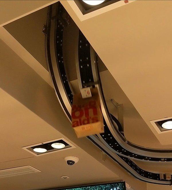 16. Üst katında daha küçük bir tezgahı olan bu McDonald's üst kata yemek göndermek için konveyör bandı kullanıyor.