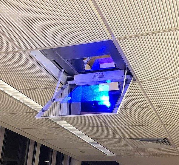 18. "Okulumdaki bir sınıfta sunumları yansıtmak için gizli bir yatay projektör ve ayna kullanılıyor."