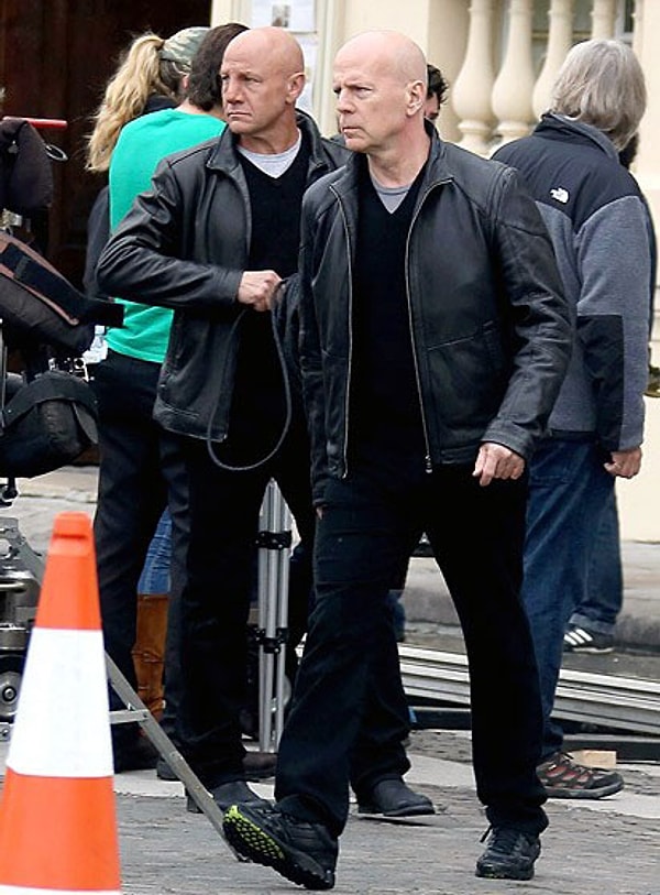 9. Брюс Уиллис со своим дублером в фильме "РЭД"