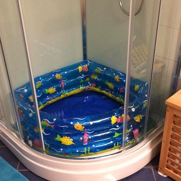4. Küvetiniz yok mu? İşe bir çözüm önerisi: Duşa kabine bebek havuzunu koyun!