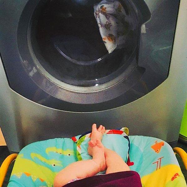 16. Çocuğunuzu meşgul edecek bir şeye mi ihtiyacınız var? Onu çalışan çamaşır makinesinin önüne koyun!