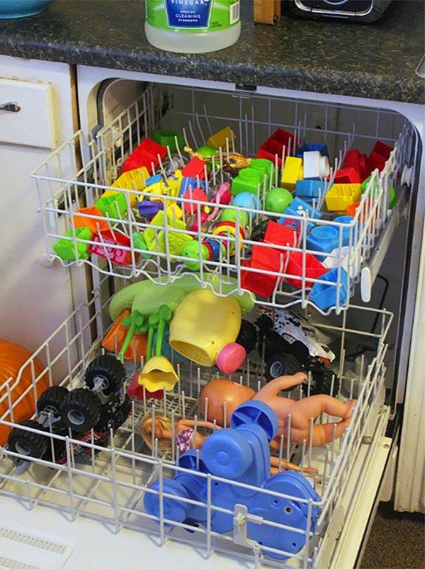 24. Elektrikli parçalar içermeyen plastik oyuncakları bulaşık makinesinde yıkayın.