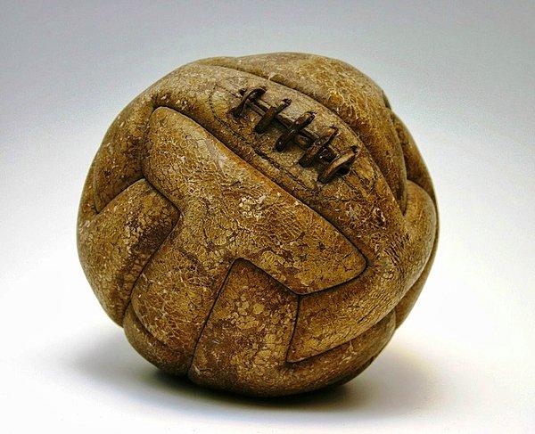 9. İlk Futbol Topu