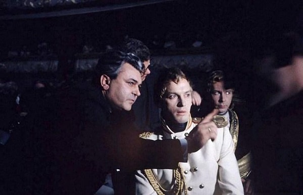 7. Актеры какого фильма на этом фото со съемок?