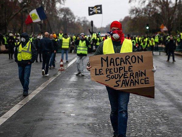 Gösteride "Macron istifa" sloganları atıldı.