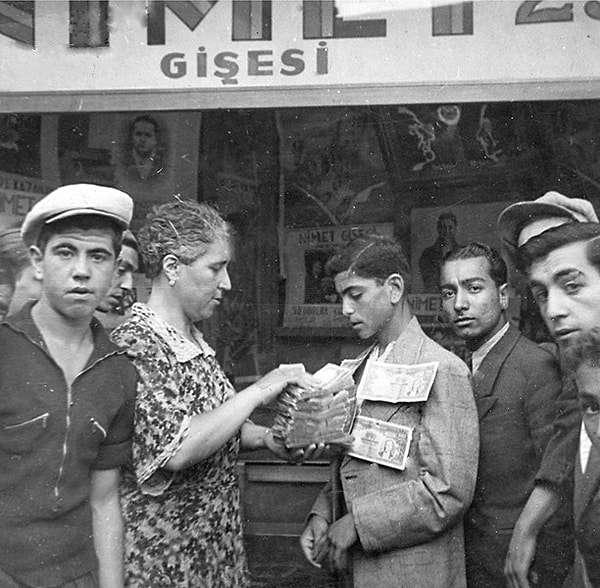 Bunun üzerine en çok trajı olan İkbal, Tasvir ve Efkar gazetelerinin 1. sayfasında Nimet Abla’nın talihliye 100 adet mor bin liralıkları sayarak teslim ederken çekilen fotoğrafları ve röportajı çıkıyor.