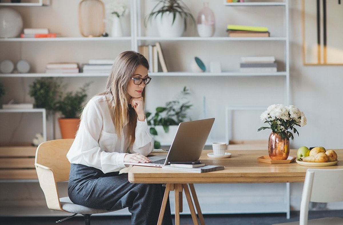 She work at home. Неэргономичный интерьер. Sitting at Desk. At the Desk. Sit a a Desk.