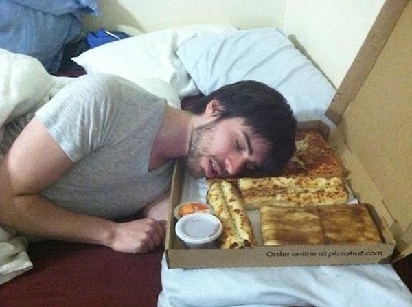 3. Даже подложив под голову пиццу вместо подушки