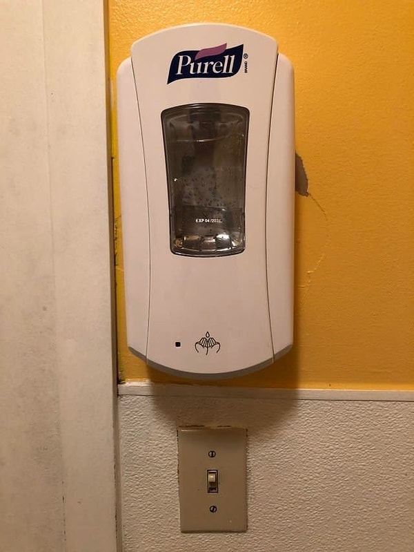 1. Хм, куда бы повесить сенсорный диспенсер для мыла? О, прямо над выключателем - это же просто отличное место.