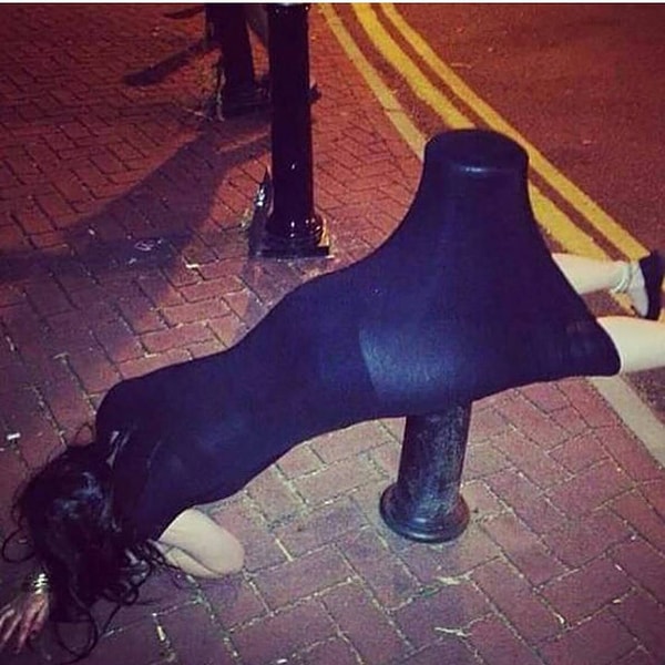 4. И повиснув на дорожном столбике. Бэтмен или Человек-паук? Да куда там им до этой девушки?!