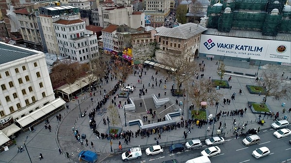 Her yıl gişesinin önünde kuyruk oluşturulan, yıllardır pek çok kişiye büyük ikramiye kazandıran, Türkiye'nin "talih kuşu" ve "uğurlu eli"... Peki kim bu Nimet Abla ve nasıl bu kadar ünlü oldu?