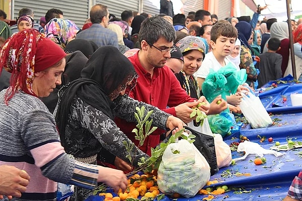 15. Bir holding sahibi, ramazan öncesi Tarlabaşı Semt pazarındaki tüm ürünleri satın alarak alışverişe gelen vatandaşlara dağıtmıştı.