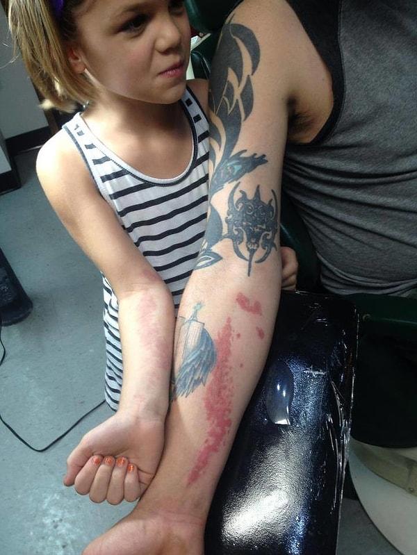 4. "Kızım, kolundaki doğum lekesinden şikayet ediyordu. Ben de kendi koluma onun doğum lekesinin dövmesini yaptırdım."