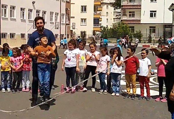 21. Aksaray Kamber Gülüzar Demir İlkokulu'nda görev yapan bir öğretmen, engelli öğrencisiyle birlikte ip atlamış ve onun gününe güzellik katmıştı.