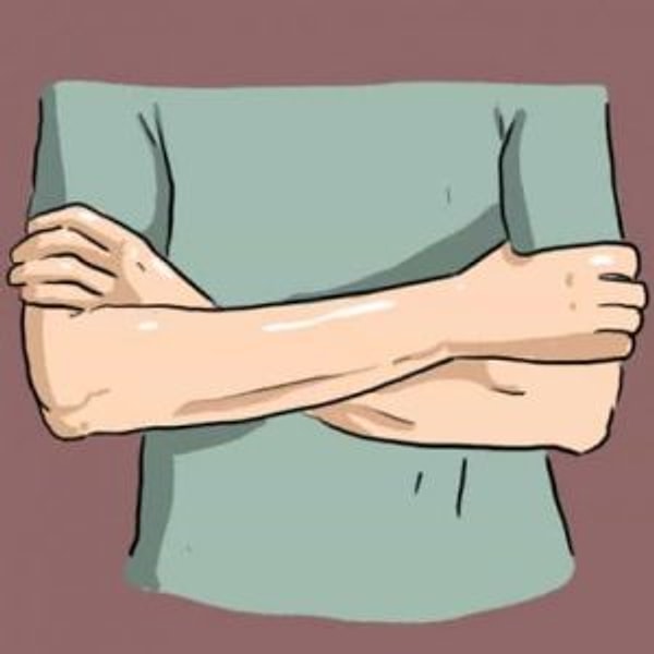 Вы перекрещиваете руки так, что видно и левую и правую кисти: