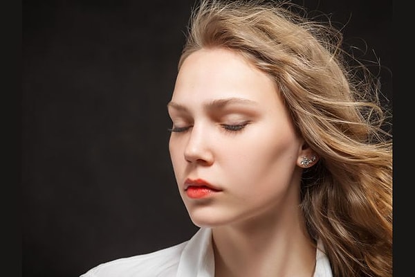 2. О чем, по вашему, она думает?