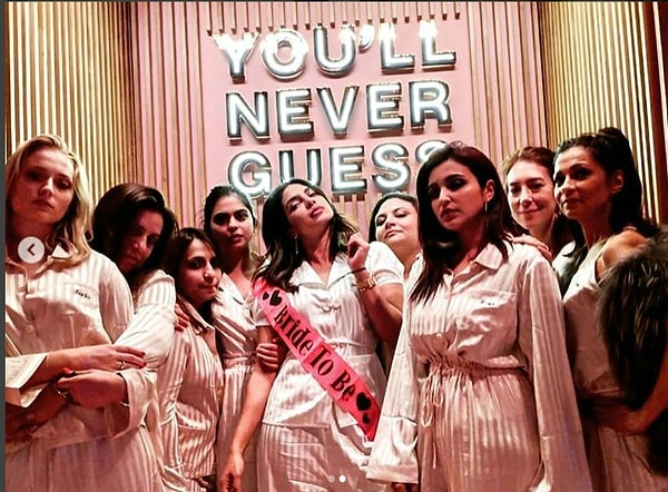 3. До самой церемонии в церкви невеста прошла все необходимые обряды - как религиозные, так и светские. Не обошлось и без пижамной вечеринки.