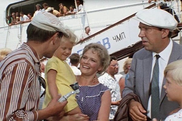 3. Главный герой фильма "Бриллиантовая рука" Семён Семёнович Горбунков сказал журналисту о том, что целью его поездки за рубеж стало...