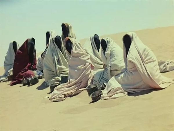 6. Какую из жён Абдуллы в фильме "Белое солнце пустыни" просили "открыть личико"?