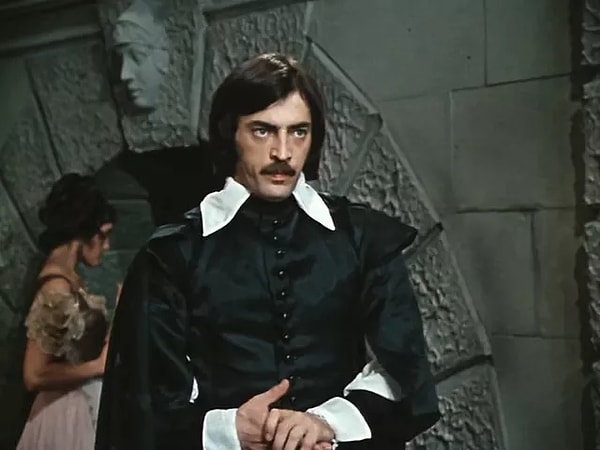 8. Кто вместе с Михаилом Боярским сыграл главную женскую роль в картине "Собака на сене"?