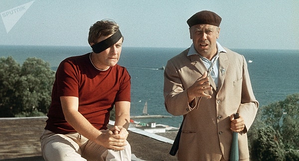 3. Какая профессия была у героя Миронова в фильме "Бриллиантовая рука"?