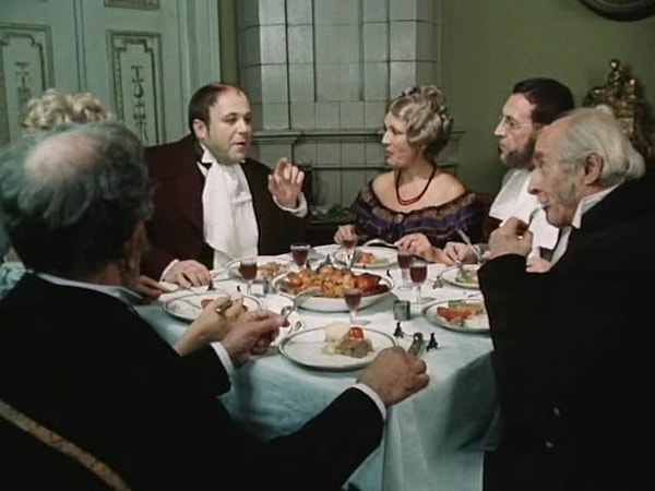 5. Кто их чиновников рассказывает историю о капитане Копейкине?