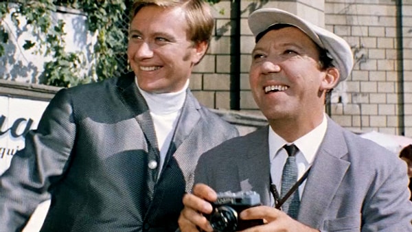 5. Кому принадлежит эта фраза из фильма "Бриллиантовая рука": "Шампанское по утрам пьют или аристократы или дегенераты"?