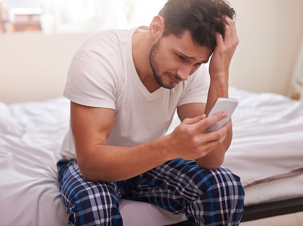 6. Что делает в телефоне этот мужчина?