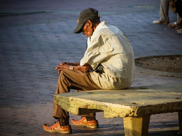 8. Расскажите-ка нам, что с этим мужчиной?