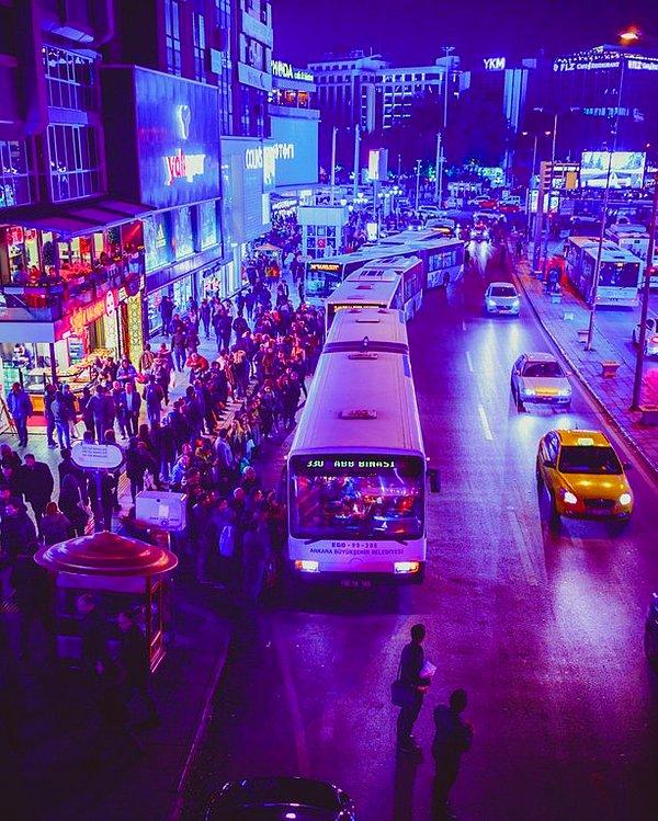 Sosyal medyada, Ankaralıların otobüs durağındaki nizami sırasının dikkat çektiği bir fotoğraf paylaşıldı.