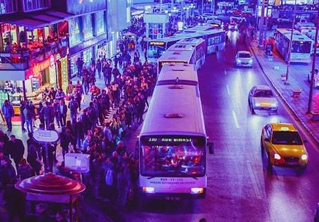 Sosyal Medyanın Gündemi: Ankara'da Medeni Bir Şekilde Otobüs Sırası Bekleyen İnsanlar