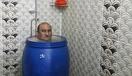 Eve Girdin, Salonda Böyle Duruyor; Ne Yaparsın?
