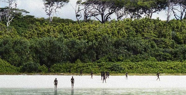 Рыбаки, которые доставили незадачливого американца на остров, рассказали, что сентинельцы убили чужака, а затем похоронили его на пляже.